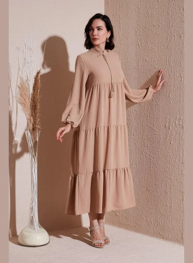 ليلا فستان طويل محتشم بياقة عالية بقصة عادية للنساء