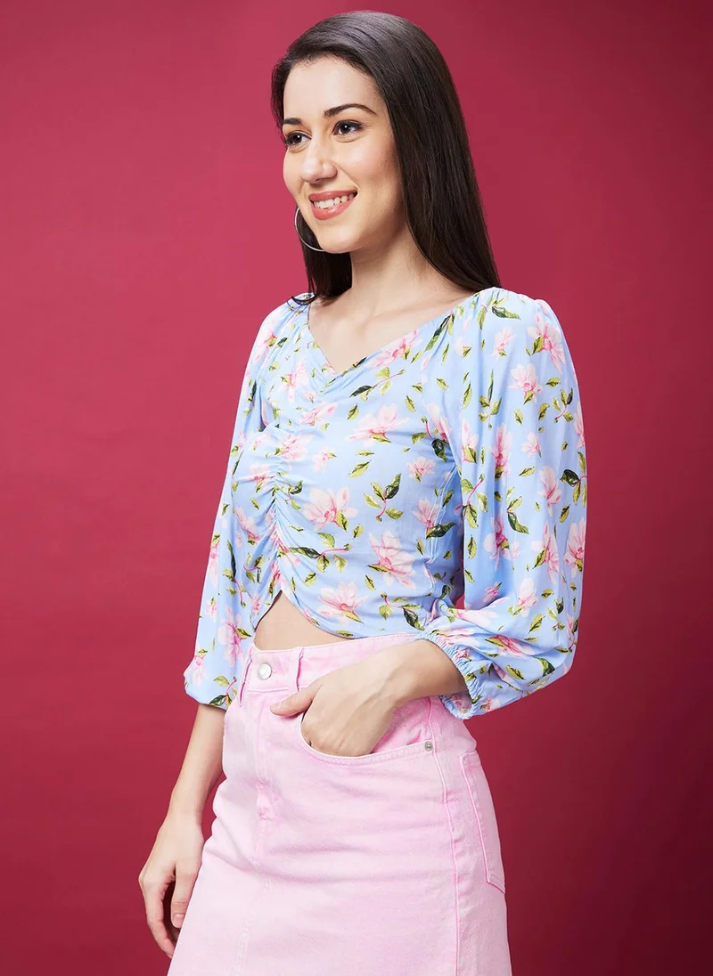 جلو باص بلوزة نسائية قصيرة مطبوعة بالزهور باللون الأزرق بياقة قلب وأكمام منفوخة وخصر مزموم