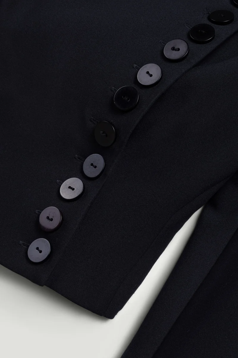 نوكتورن جاكيت أسود بأزرار غير متماثلة