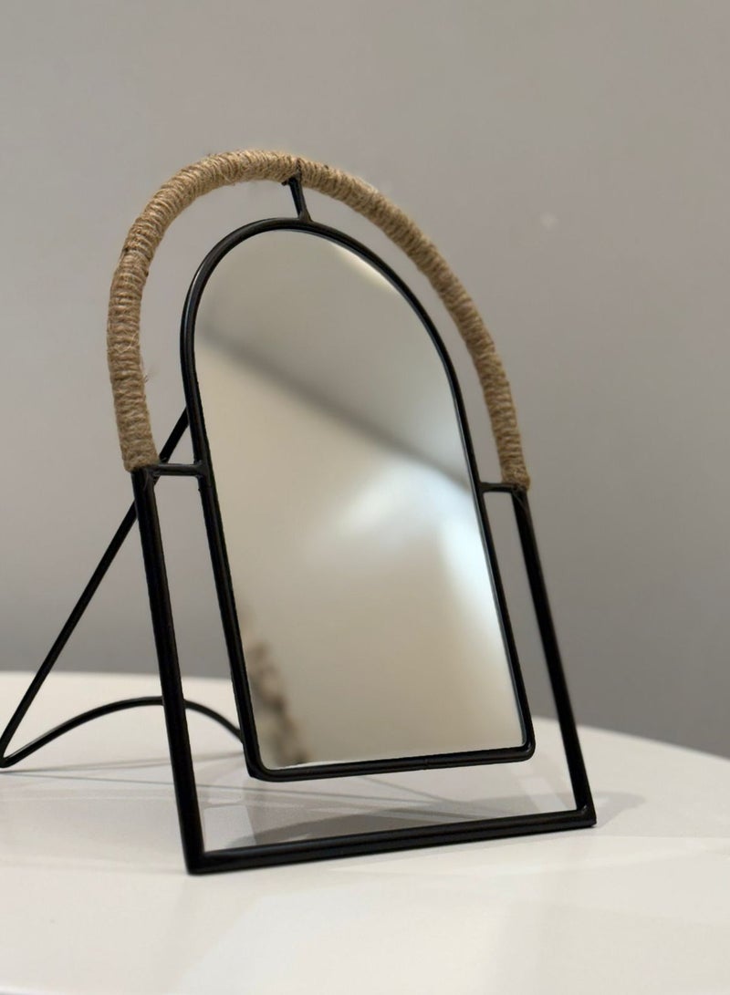 مرآة علوية معدنية بحواف سوداء مزخرف فوقها بإطار من حبل مزخرف منسوج أنيق بلون بيج (الارتفاع25سم).