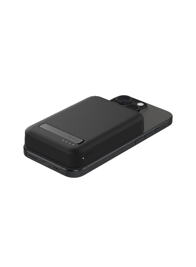 بيلكين شاحن محمول BoostCharge Pro من Belkin بقدرة 8000 مللي أمبير في الساعة مزود بتقنية Qi2؛ متوافق مع MagSafe + مسند مدمج ممتد – لـ iPhone 15 و15 Plus و15 Pro و15 Pro Max وiPhone 14 والمزيد - أسود 8000 mAh - Image 2