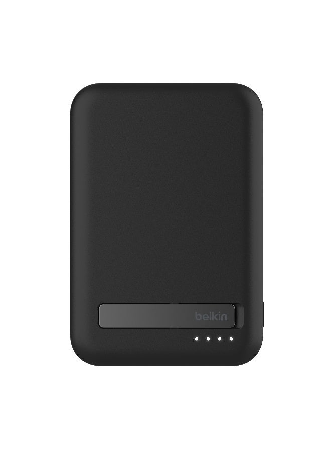 بيلكين شاحن محمول BoostCharge Pro من Belkin بقدرة 8000 مللي أمبير في الساعة مزود بتقنية Qi2؛ متوافق مع MagSafe + مسند مدمج ممتد – لـ iPhone 15 و15 Plus و15 Pro و15 Pro Max وiPhone 14 والمزيد - أسود 8000 mAh - Image 5