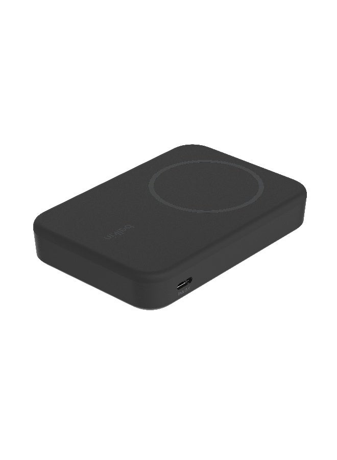 بيلكين شاحن محمول BoostCharge Pro من Belkin بقدرة 8000 مللي أمبير في الساعة مزود بتقنية Qi2؛ متوافق مع MagSafe + مسند مدمج ممتد – لـ iPhone 15 و15 Plus و15 Pro و15 Pro Max وiPhone 14 والمزيد - أسود 8000 mAh - Image 3
