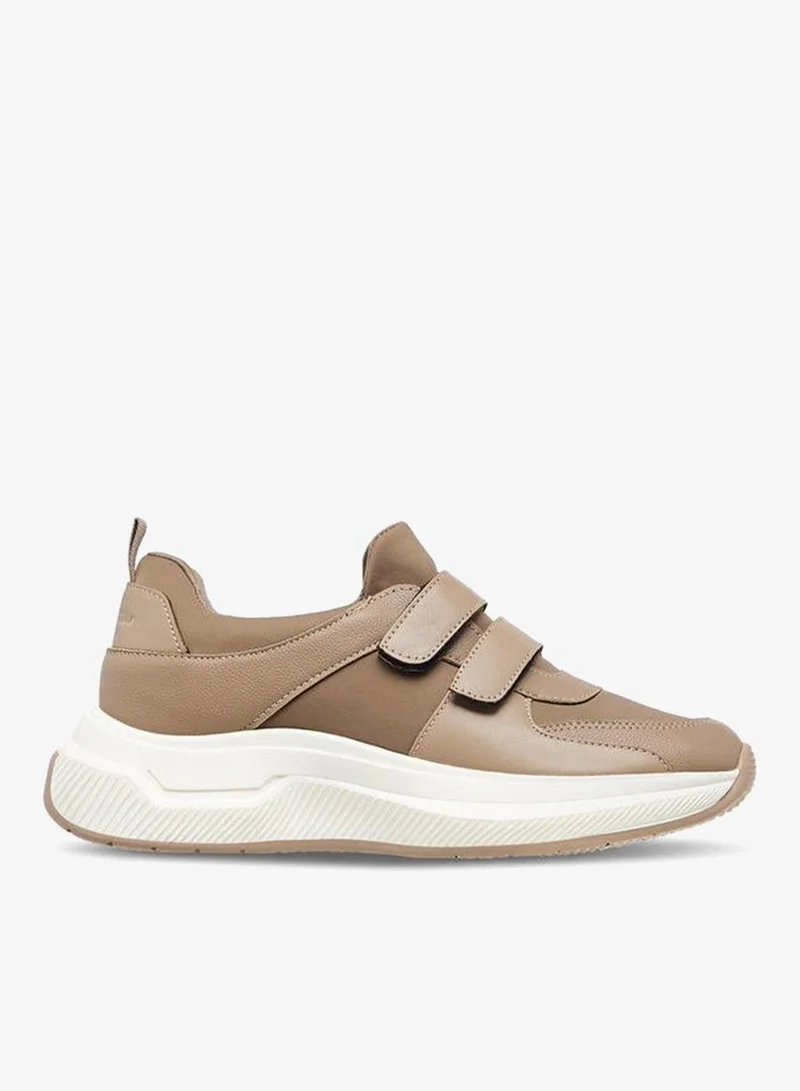 فلورا بيلا من شو إكسبرس حذاء رياضي بألواح وإغلاق بشريط لاصق