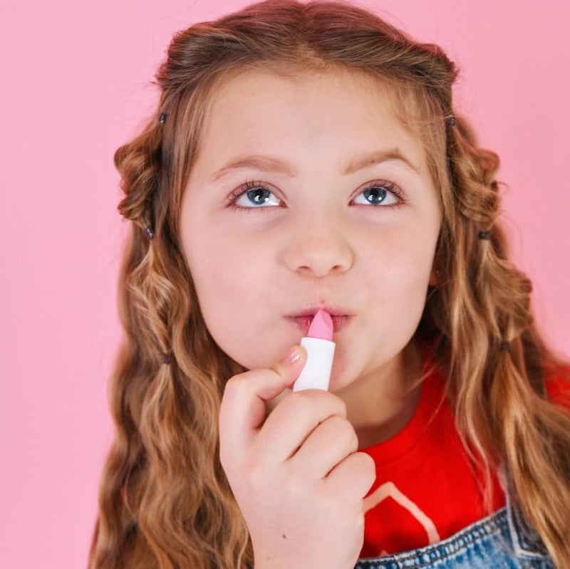 Miss NELLA بلسم الشفاه للأطفال من ميس نيللا هوني باني، غير مسبب للحساسية، مكياج غير سام للأطفال، مثالي لمن لديهم بشرة حساسة. - Image 4