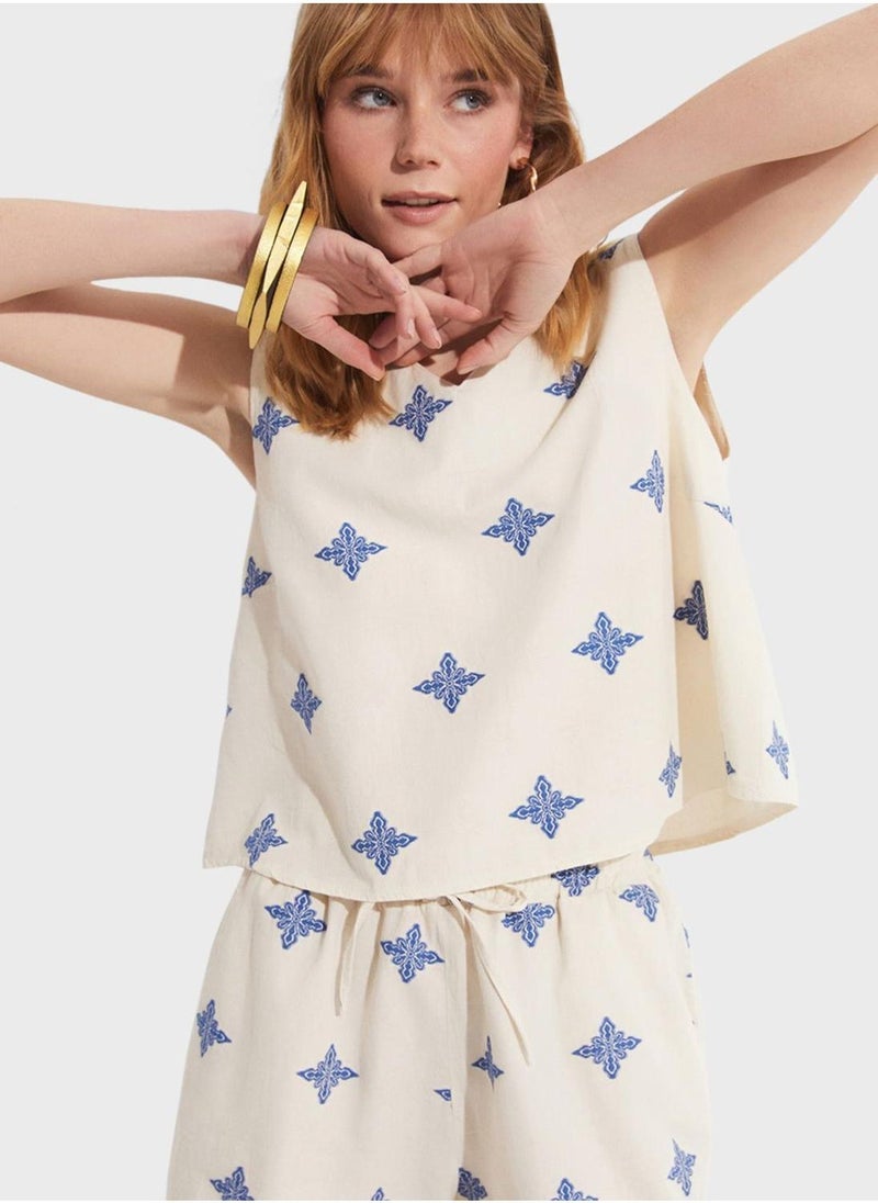 جون طقم بلوزة وشورت بطبعة ياقة على شكل حرف - Image 3