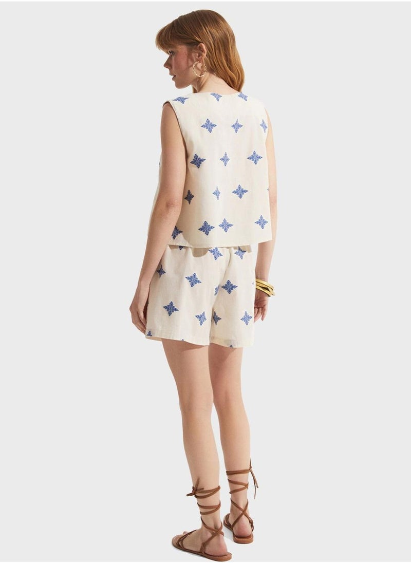 جون طقم بلوزة وشورت بطبعة ياقة على شكل حرف - Image 2