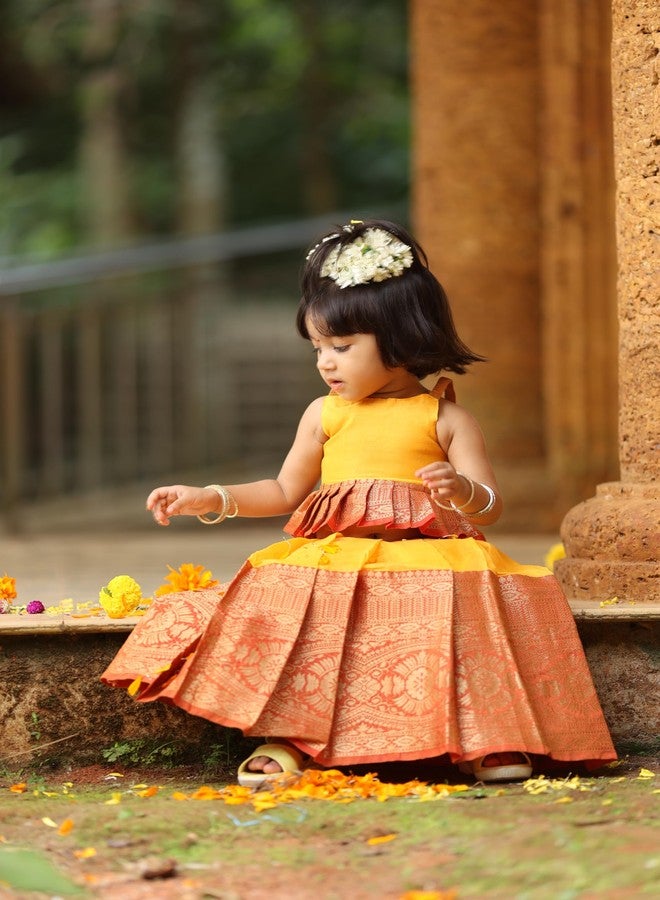 Picksparrow طقم ملابس تقليدي للبنات من Picksparrow، مصنوع من القطن الخالص والحرير، بتصميم باتو بافاداي/ليهينغا تشولي/فستان تقليدي (بلوزة مطوية) (6-12 شهرًا، أصفر) - Image 4