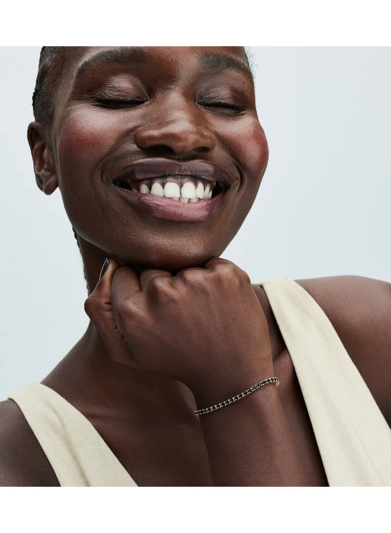 باندورا سوار "تنس" أسود يتألّق لمعانًا