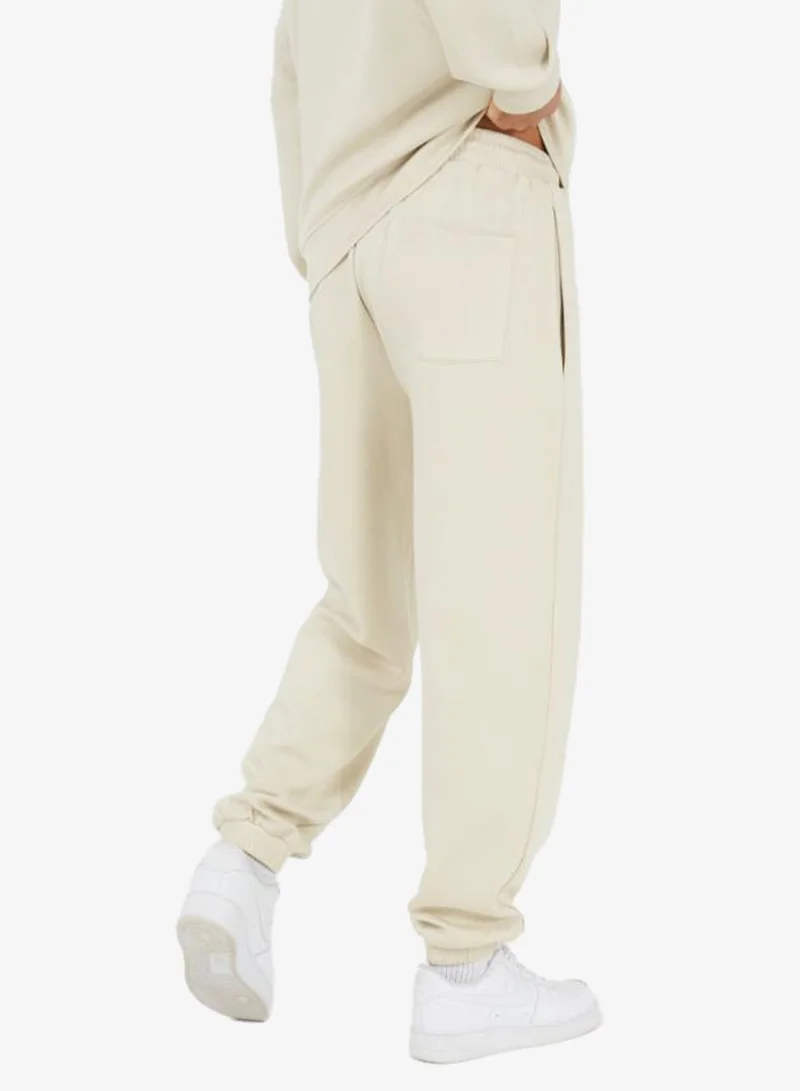 BRAVE SOUL MENS RELAXED FIT JOG PANT WITH SHOELACE DRAWCORD AND CLEAR PLASTIC AGLET ENDS. 2X FRONT BODY SIDE ENTRY POCKETS.