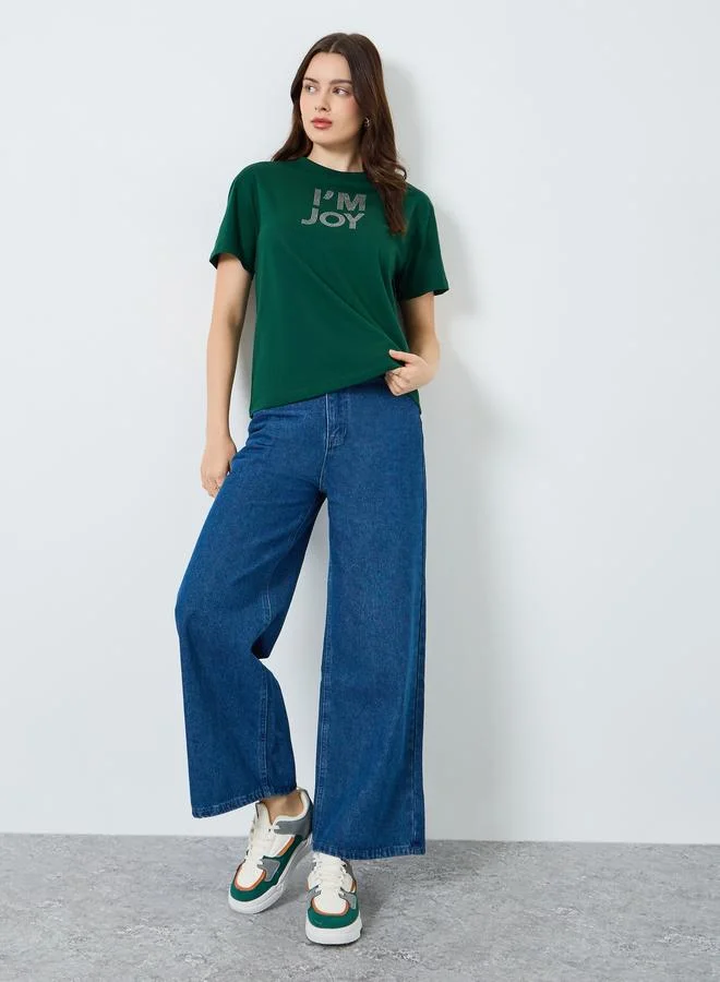 ستايلي تيشيرت مطبع بكتابة مع أكمام قصيرة