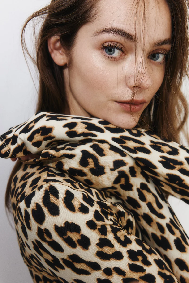 اتش اند ام بلوزة من الجيرسيه بأكمام طويلة