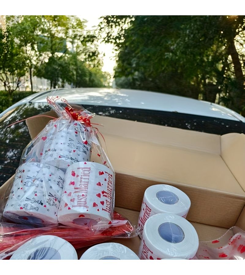 3 عبوات من ورق التواليت للزفاف، لفة حمام إبداعية مع زوجين يتكاتفان بالإضافة إلى قلب أحمر واحد. - Image 1