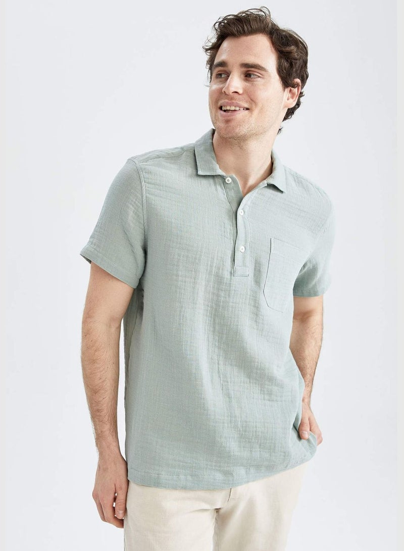 ديفاكتو قميص منسوج بأكمام قصيرة وياقة بولو بقصة عادية للرجال - Image 1