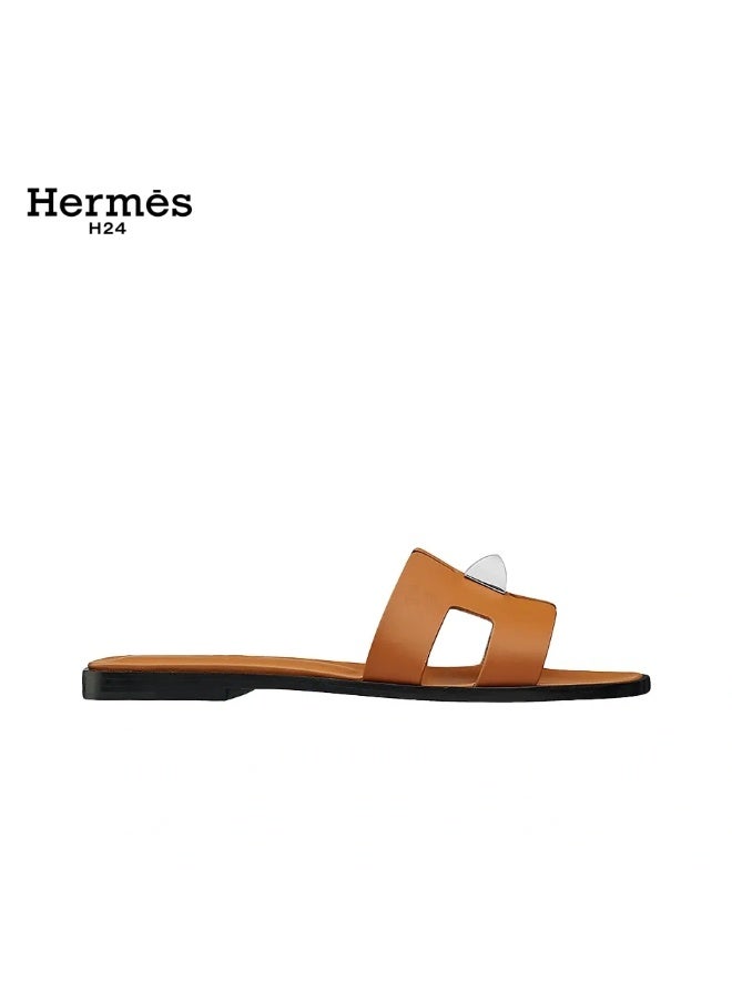 Hermes H24 صندل مسطح للسيدات من هيرميس H24 أوران مصنوع من جلد الماعز ومزود بحزام عند الكاحل، بني - Image 3