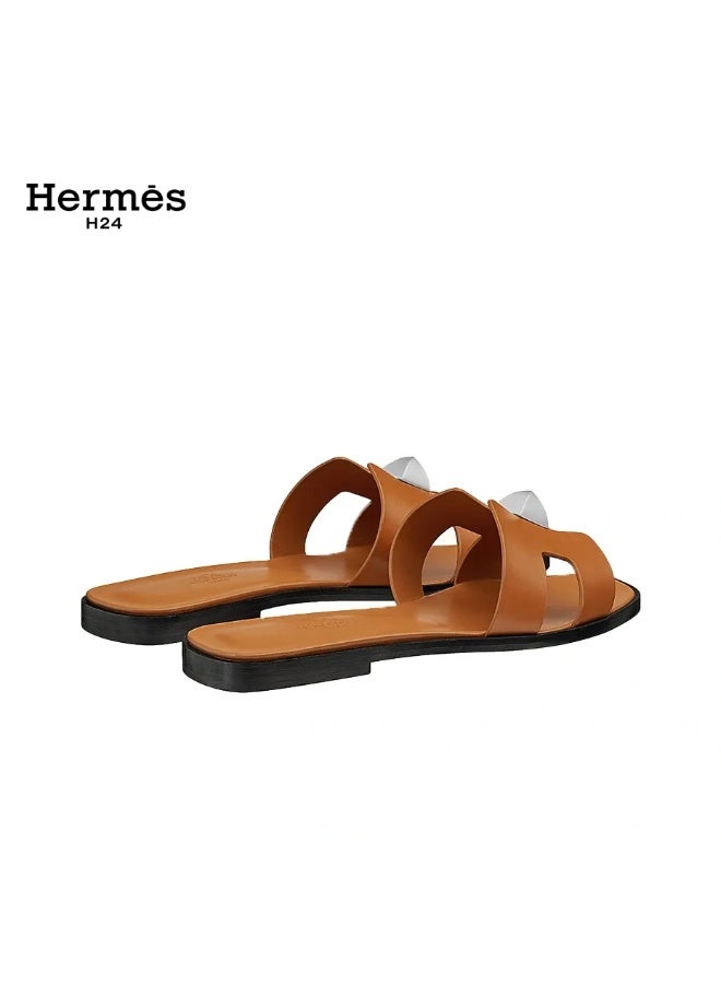 Hermes H24 صندل مسطح للسيدات من هيرميس H24 أوران مصنوع من جلد الماعز ومزود بحزام عند الكاحل، بني - Image 2