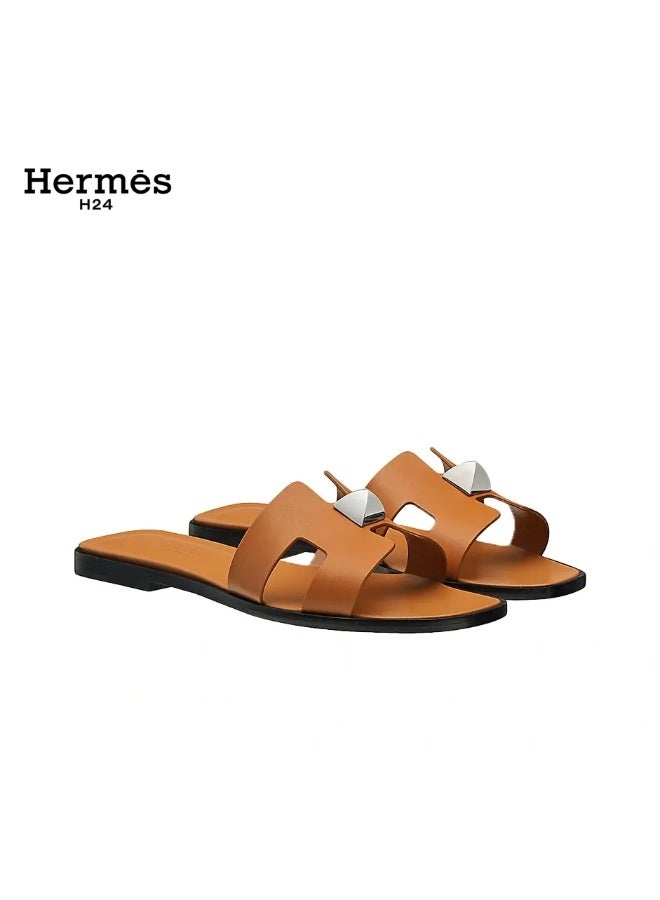 Hermes H24 صندل مسطح للسيدات من هيرميس H24 أوران مصنوع من جلد الماعز ومزود بحزام عند الكاحل، بني - Image 1