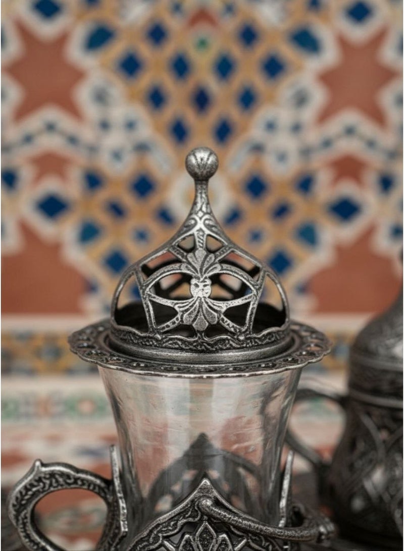 أكار طقم شاي تركي يدوي من النحاس والزجاج (6 أكواب زجاجية مع أغطية قابلة للفتح (للحلويات، التمر، أو الحلقوم) مع صحون وحوامل نحاسية) – بلمسة فضية عتيقة وتصميم فاخر، مصنوع في تركيا - Image 4