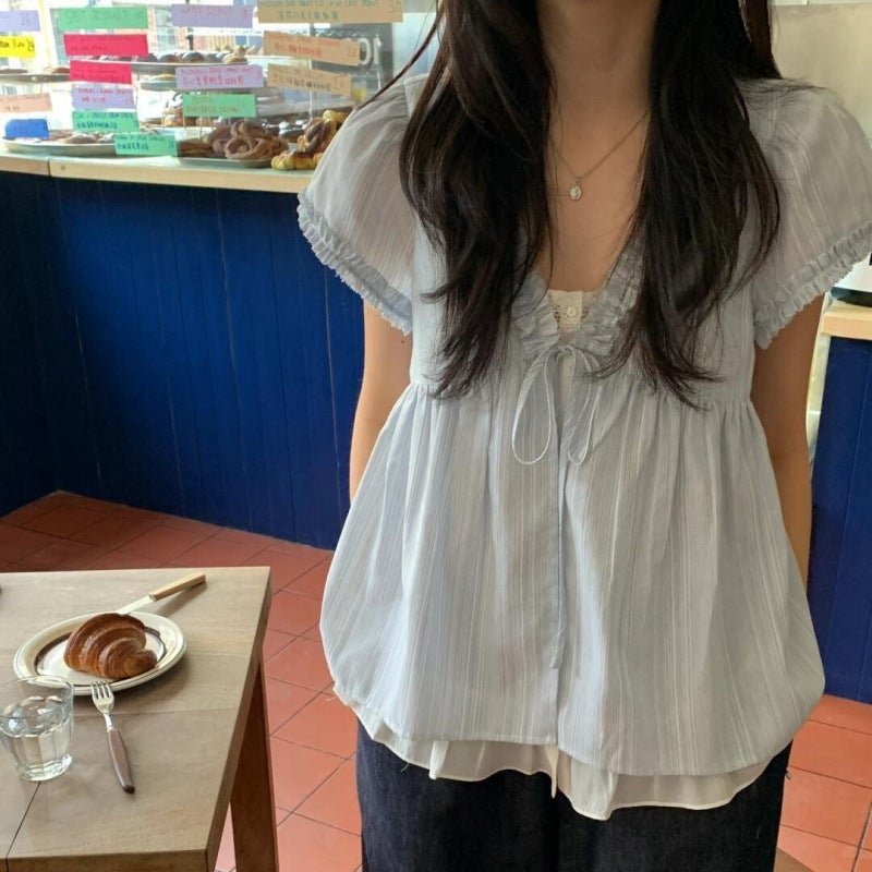 بلوزة نسائية مزينة بأزرار على شكل حرف V بتصميم فرنسي مزيف من اللون الأزرق، تصميم صيفي، يقلل من العمر، بلوزة قصيرة الأكمام فضفاضة على شكل بيبي دول - Image 1