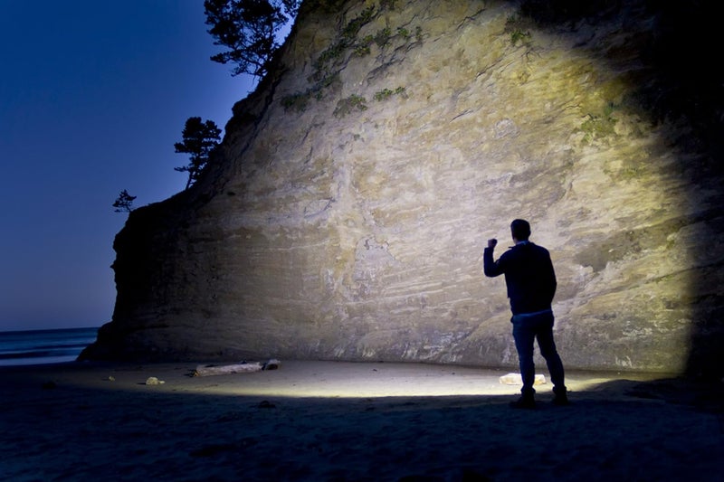 Coast COAST HP7 730 Lumen Focusing LED Flashlight with SLIDE FOCUS and BEAM LOCK Black  - Image 3