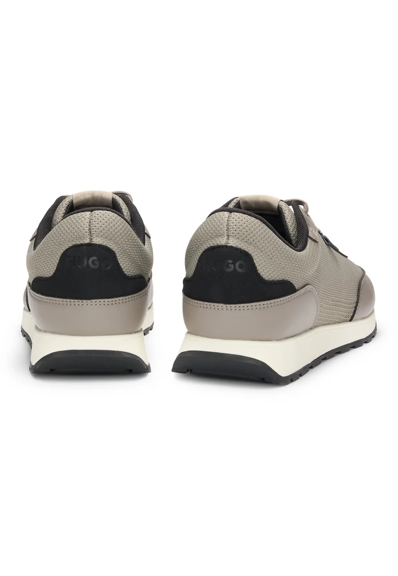 هوجو سنيكرز بنسيج محبوك مع لمسات جلد صناعي