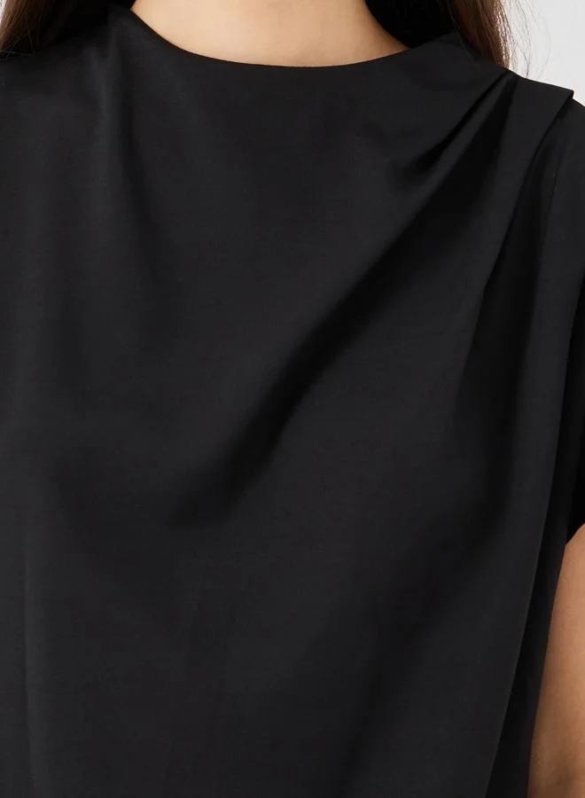 تايك تو توب قصير بأكمام قصيرة وياقة متدلية بلون سادة