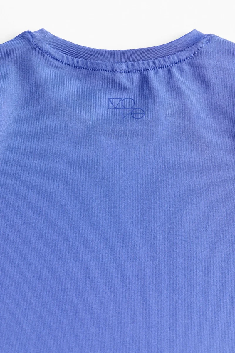 اتش اند ام بلوزة رياضية من نسيج دراي موف