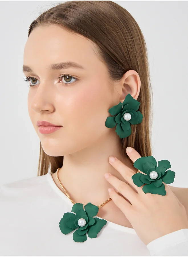 ستايلي Faux Pearl Detail Floral Pendant Necklace and Stud Earrings Set