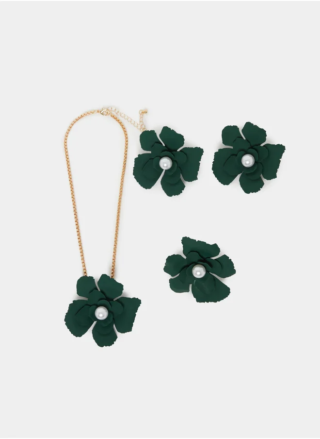 ستايلي Faux Pearl Detail Floral Pendant Necklace and Stud Earrings Set