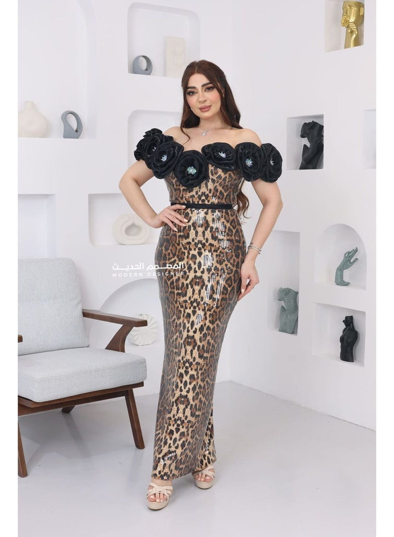 المصمم الحديث فستان ناعم نمري بورود فخمة يتميز الفستان بورود على الصدر من براند المصمم الحديث - Image 2