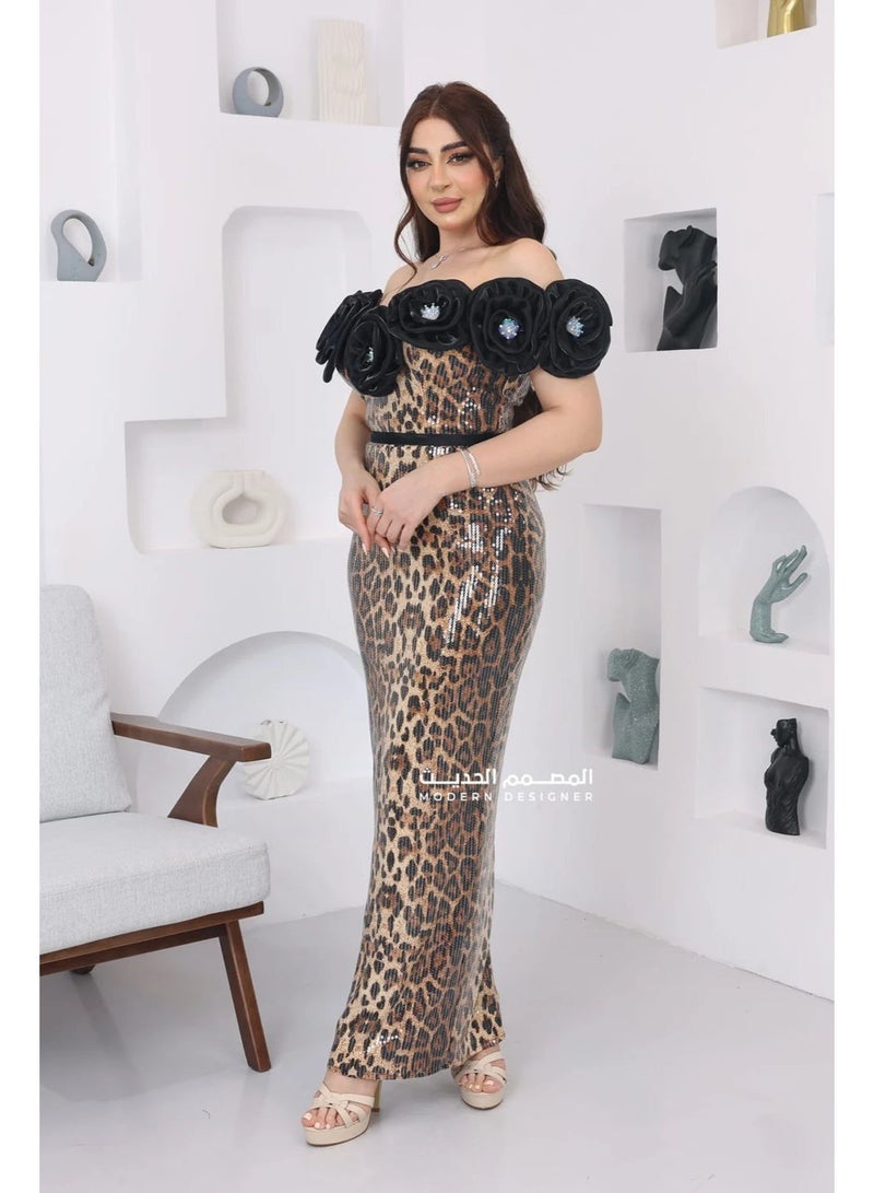 المصمم الحديث فستان ناعم نمري بورود فخمة يتميز الفستان بورود على الصدر من براند المصمم الحديث - Image 1