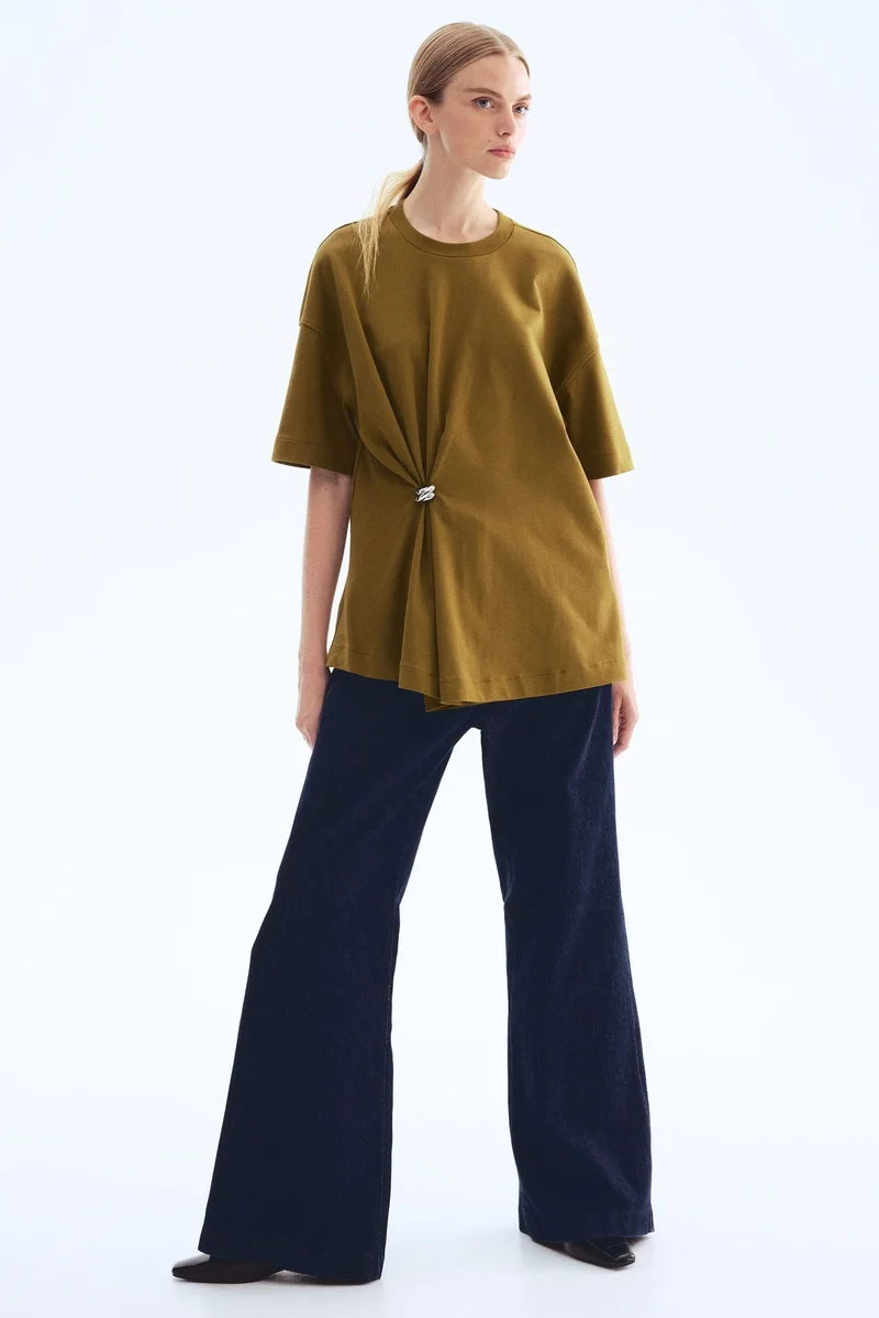 اتش اند ام تي-شيرت بزخرفة معدنية