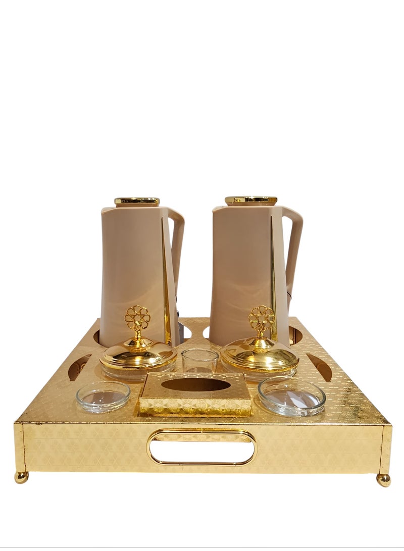 طقم شيال ترامس ذهبي منقوش اضافة الى 2  ترامس الشاي والقهوه ١+١ لتر ، بالإضافة إلى تمريتين، و3 أوعية زجاجية، وعلبة مناديل ذهبية - Image 1