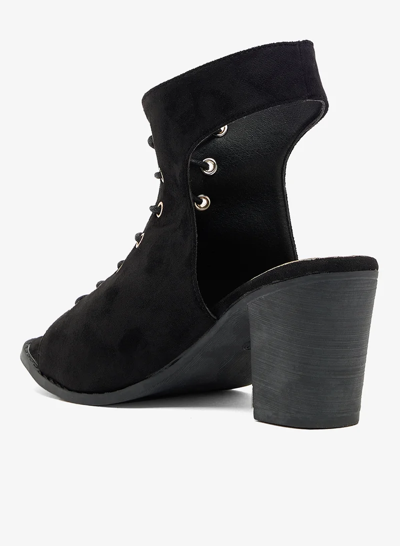 جينجر صنادل بكعب إسفيني