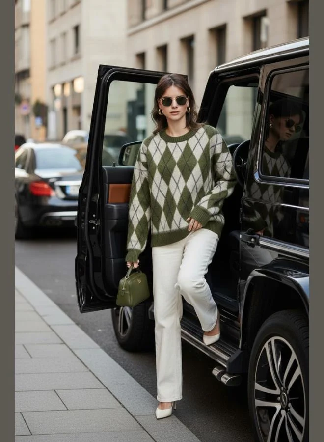 ليلا كنزة نسائية بياقة دائرية بقصة واسعة بنقش ماسي ونسيج ناعم