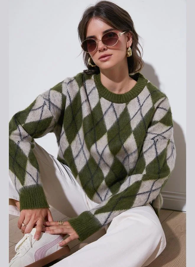 ليلا كنزة نسائية بياقة دائرية بقصة واسعة بنقش ماسي ونسيج ناعم