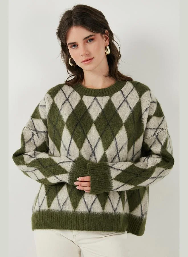 ليلا كنزة نسائية بياقة دائرية بقصة واسعة بنقش ماسي ونسيج ناعم