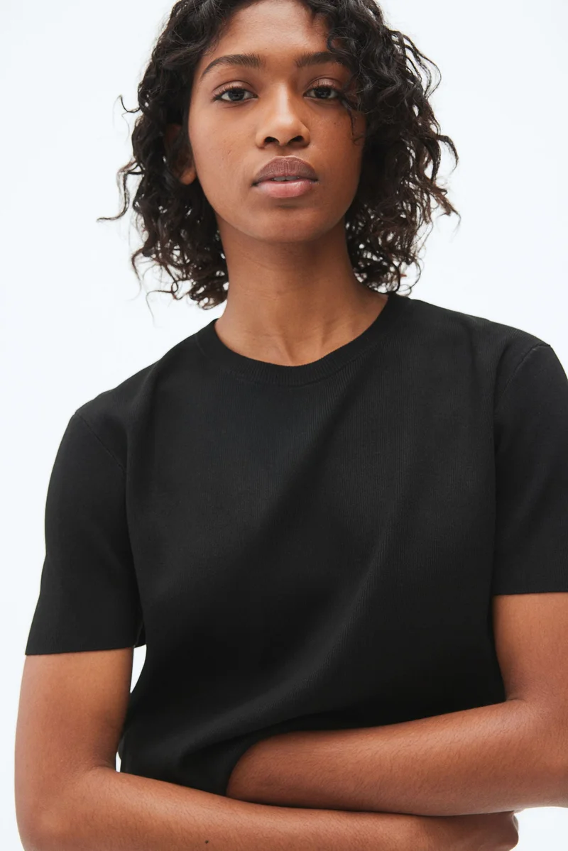 اتش اند ام تي-شيرت محبوك من نسيج فاخر