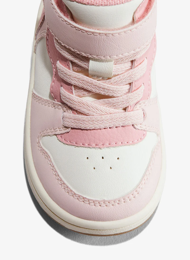 اتش اند ام حذاء رياضي عالي بنمط ألوان متباينة