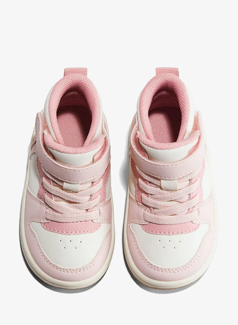 اتش اند ام حذاء رياضي عالي بنمط ألوان متباينة