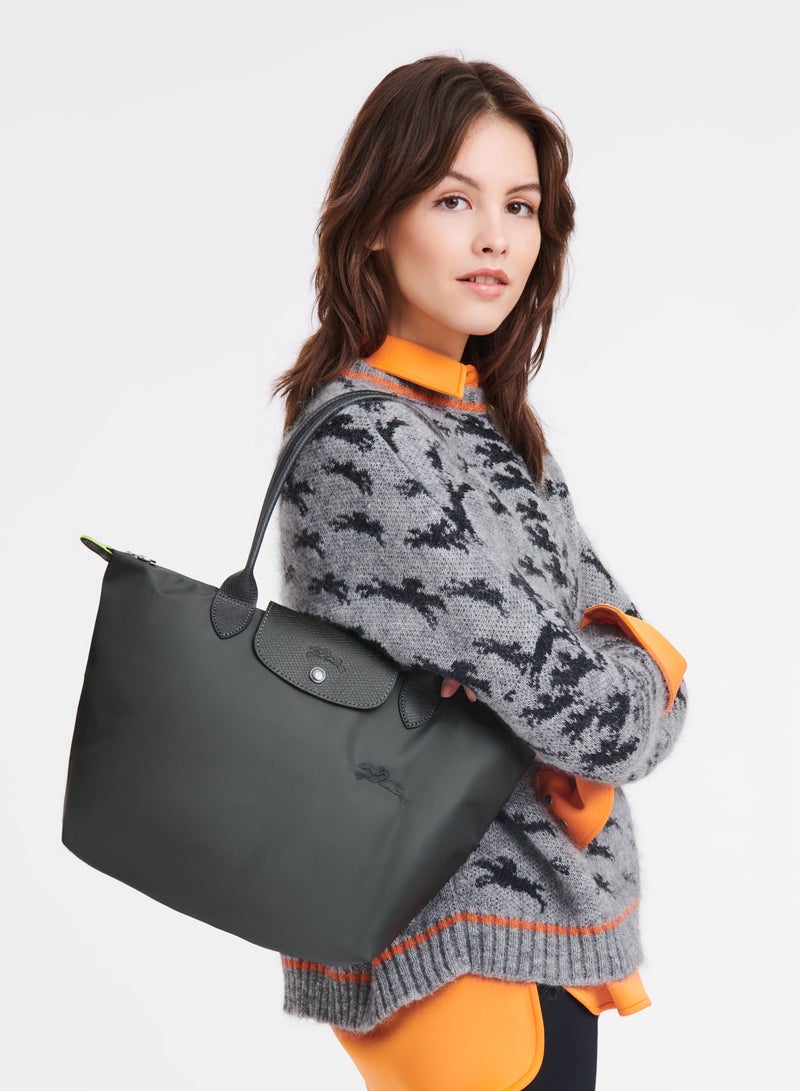 لونج شامب حقيبة مستحضرات تجميل متوسطة الحجم من لونغشامب لو بلياج، رمادية جرافيتية، بحزام كتف، صديقة للبيئة، أنيقة ومتعددة الاستخدامات، حقيبة يد، حقيبة كتف - Image 2