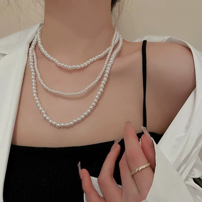 Multi-Layer Baroque Pearl Choker Vintage Luxury Necklace for Women The necklace. White imitation three-layer pearl 