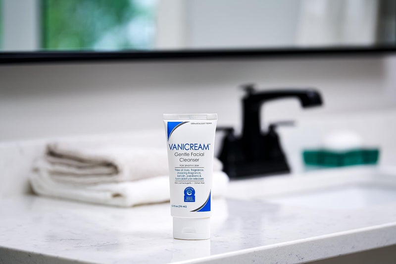 Vanicream منظف وجه لطيف من فانيكريم، 2.5 أونصة سائلة، مص formulated بدون مهيجات شائعة للبشرة الحساسة، يزيل المكياج والأوساخ والزيوت الزائدة، غير كوميدوغينيك، غسول وجه متوازن الرقم الهيدروجيني - Image 2