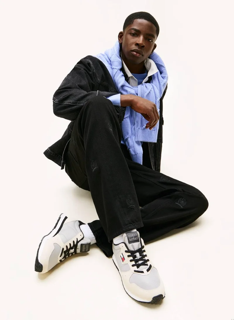 تومي جينز سنيكرز بملمس متباين