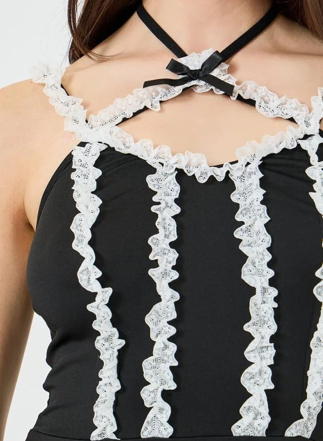 تايك تو بابيدول بياقة هولتر وتفاصيل دانتيل متباينة