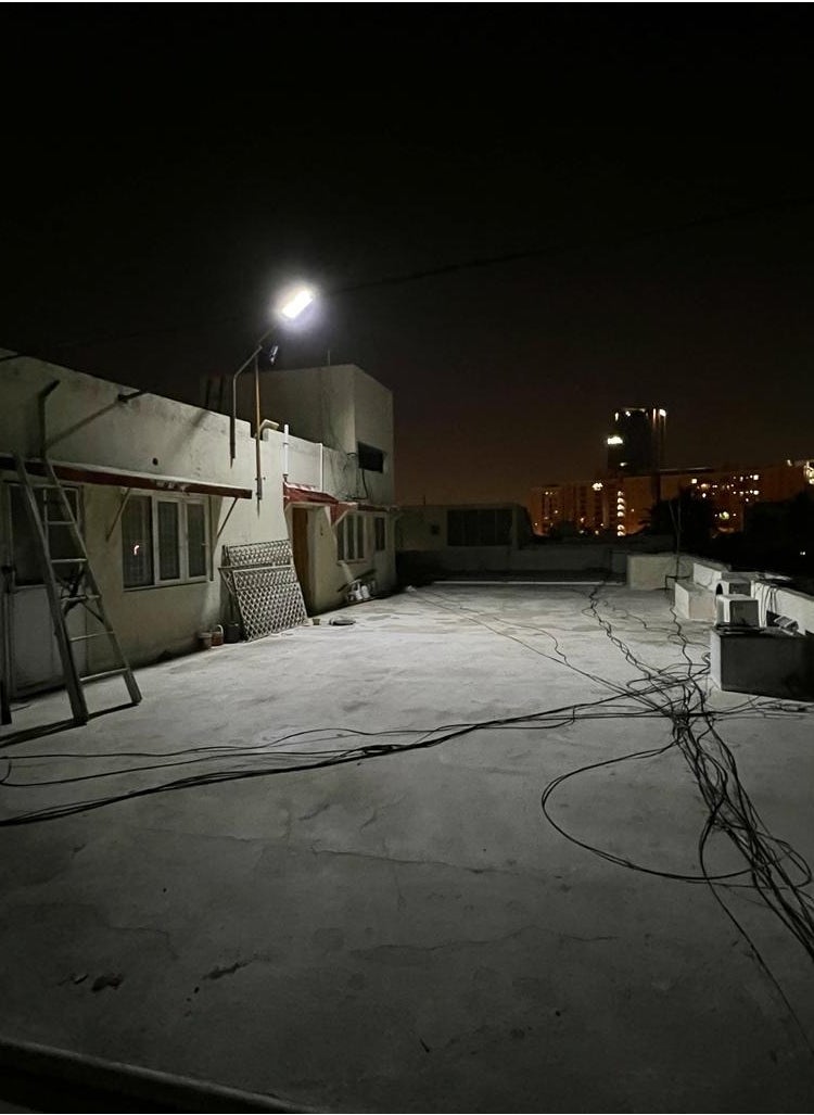 هاكوز - كشاف ليد بالطاقه الشمسيه مع حساس اناره ابيض 2000 واط للاماكن الخارجية - Image 1