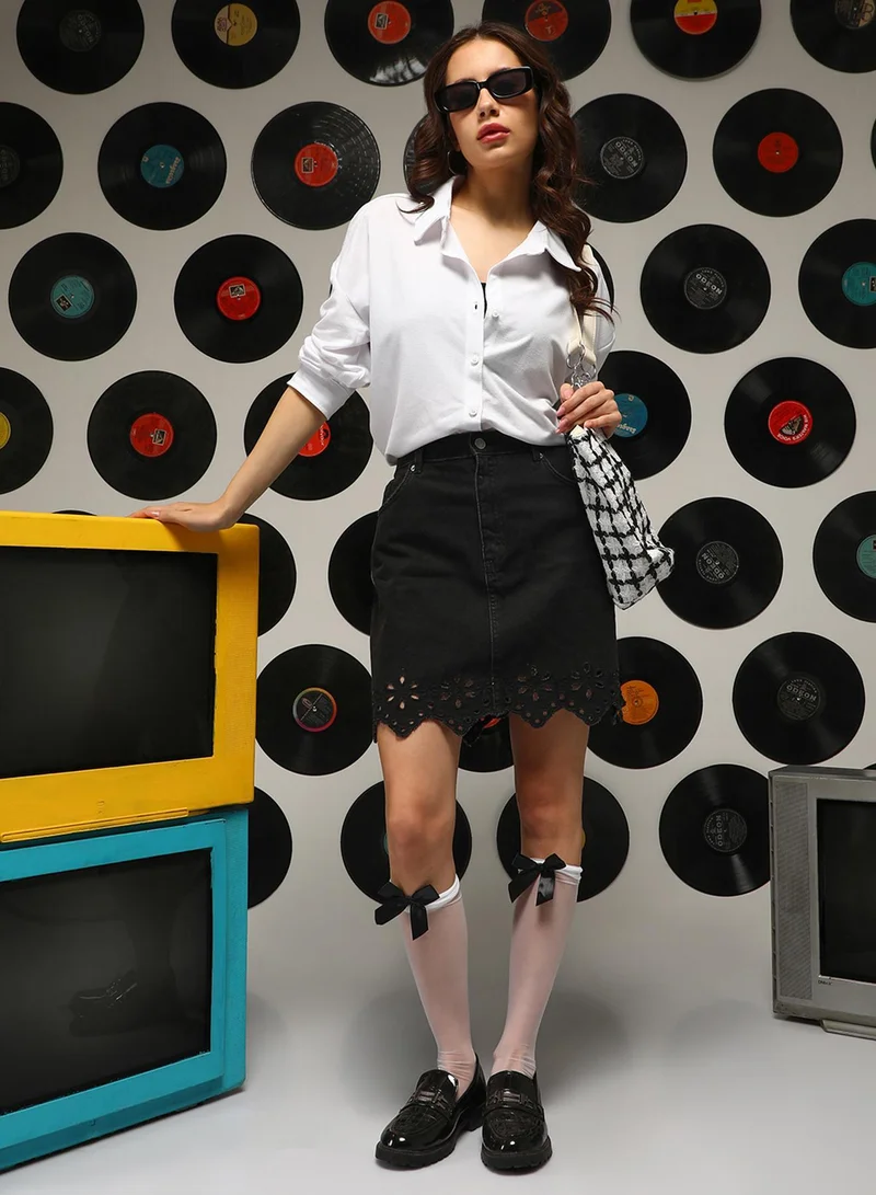 Campus Sutra Women's Daisy White Solid Oversized Shirt | نسائي | طوق منتشر | أكمام طويلة | نمط صلب | كاجوال ويومي | قميص واسع