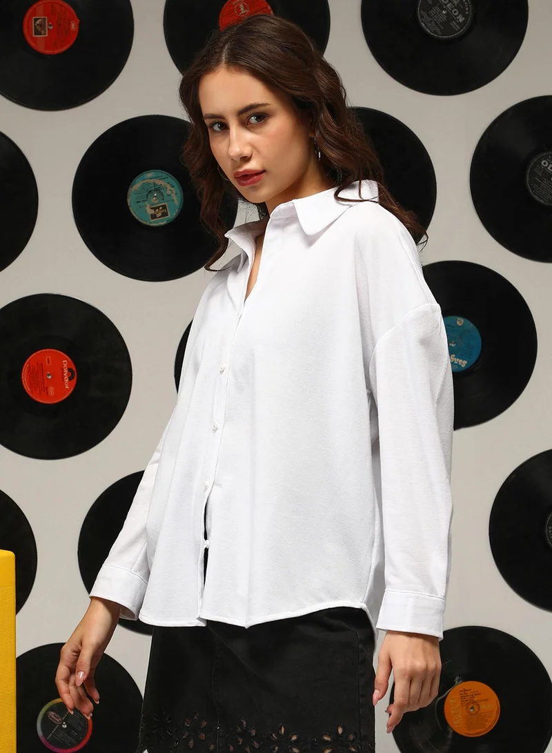 Campus Sutra Women's Daisy White Solid Oversized Shirt | نسائي | طوق منتشر | أكمام طويلة | نمط صلب | كاجوال ويومي | قميص واسع