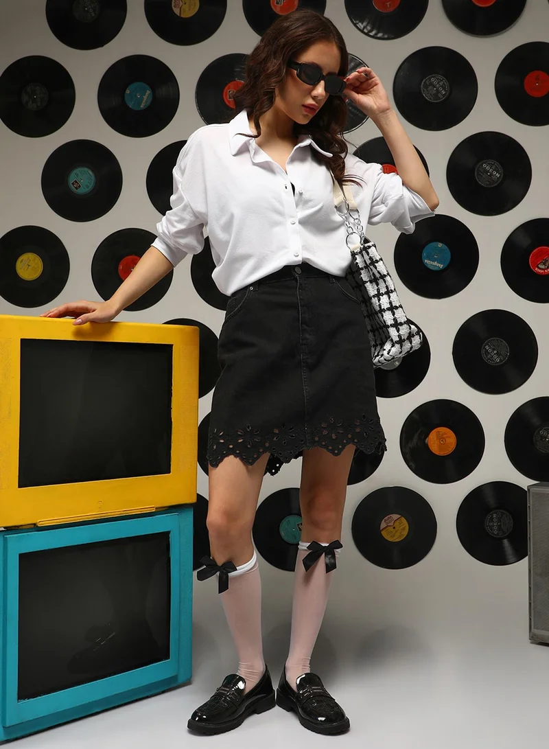 Campus Sutra Women's Daisy White Solid Oversized Shirt | نسائي | طوق منتشر | أكمام طويلة | نمط صلب | كاجوال ويومي | قميص واسع