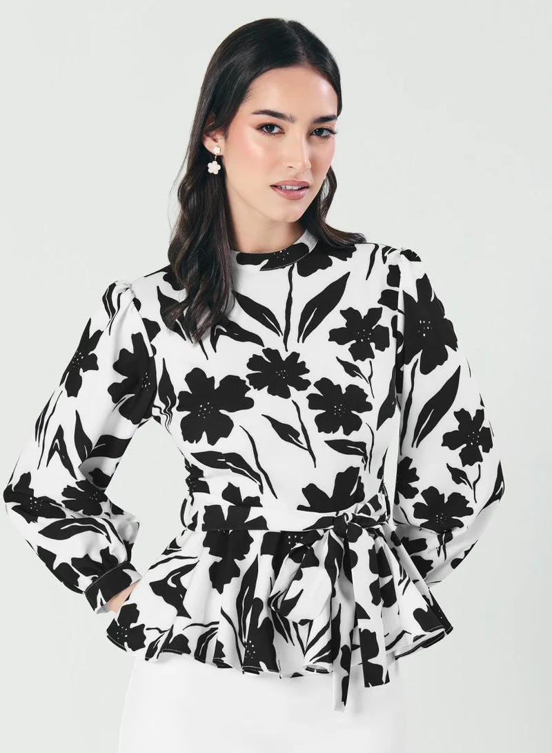 زجزاج بلوزة بيبلوم بنقشة الزهور باللونين الأبيض والأسود